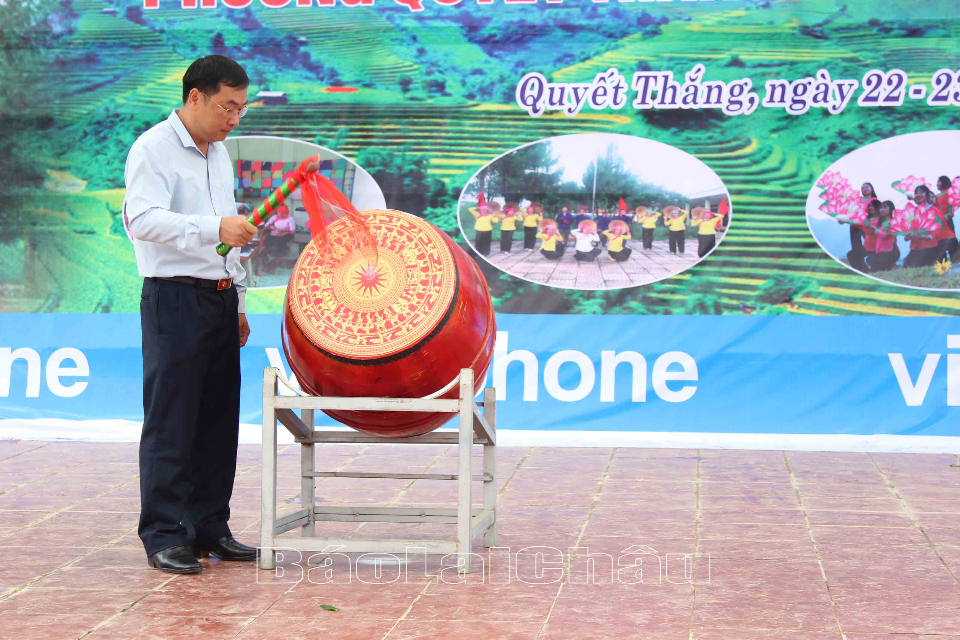 Đồng chí Tống Thanh Bình - Uỷ viên BTV, Bí thư Thành ủy đánh trống khai hội.